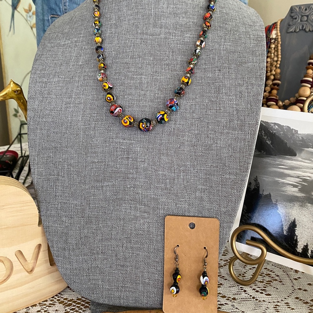 SOLD Incredible set of glass hand created beads with coordinating earrings. - Picture 3 of 8